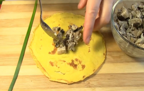 Начинить блины обжаренными грибами с луком